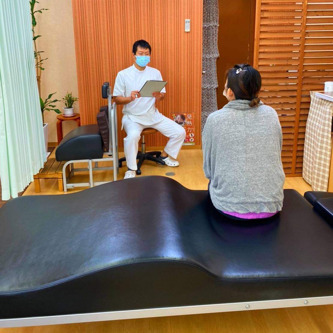 すこやか治療院で問診をしている様子の写真