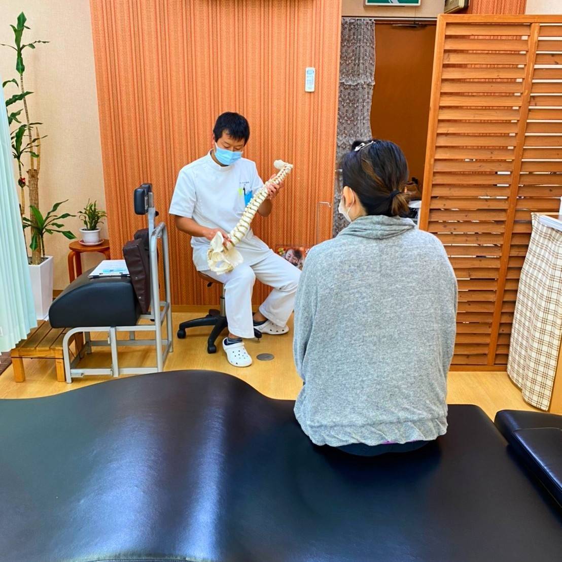 施術の説明をしている様子の写真