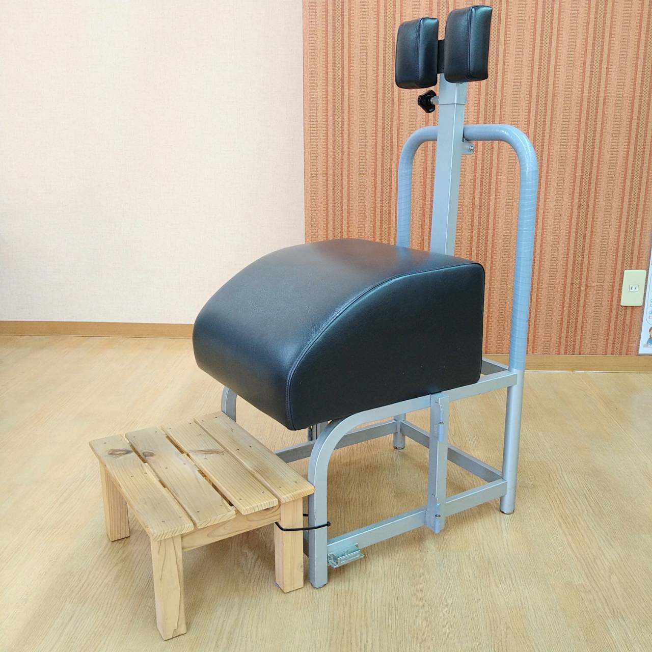 施術用特殊イスの写真