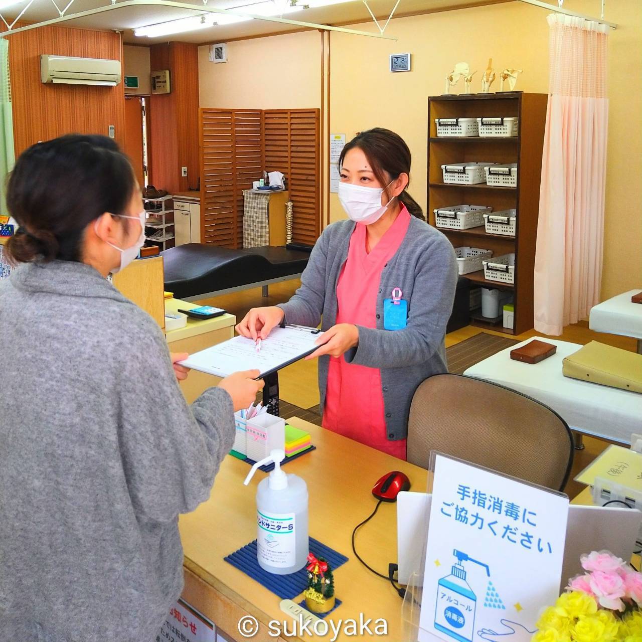 問診票を渡している様子の写真